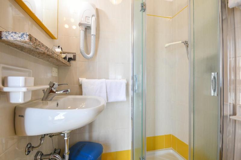 Standard Triple Room image 3
