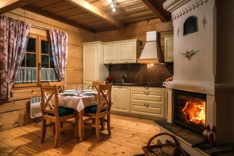 Panoramic One-Bedroom Apartment with Balcony, Fireplace and Mountain view image 4