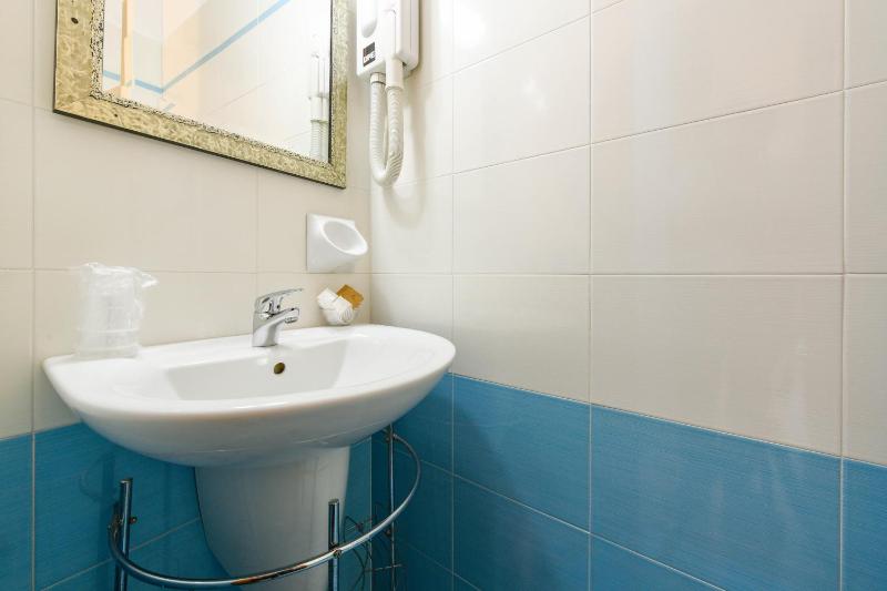 Standard Quadruple Room image 2