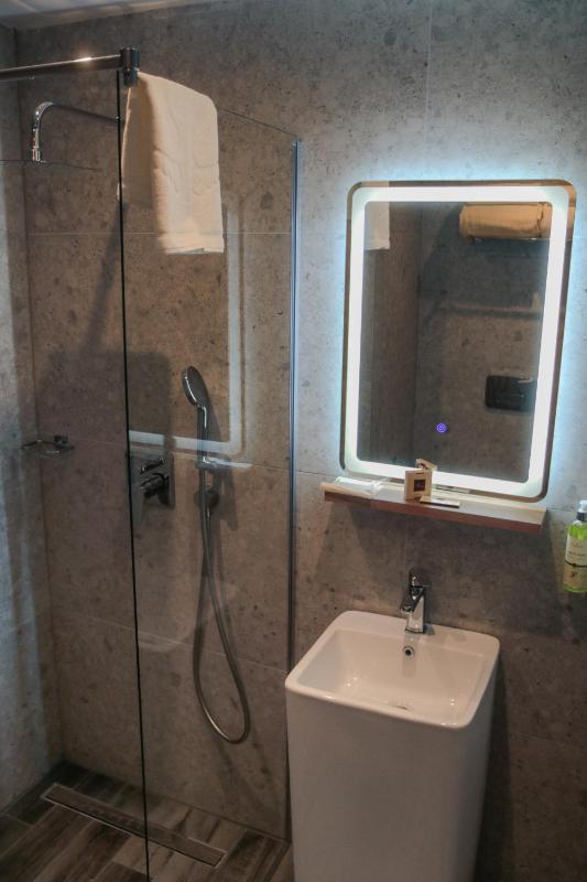 Family Suite with One Double Bed and Two Single Beds - Non-Smoking image 4