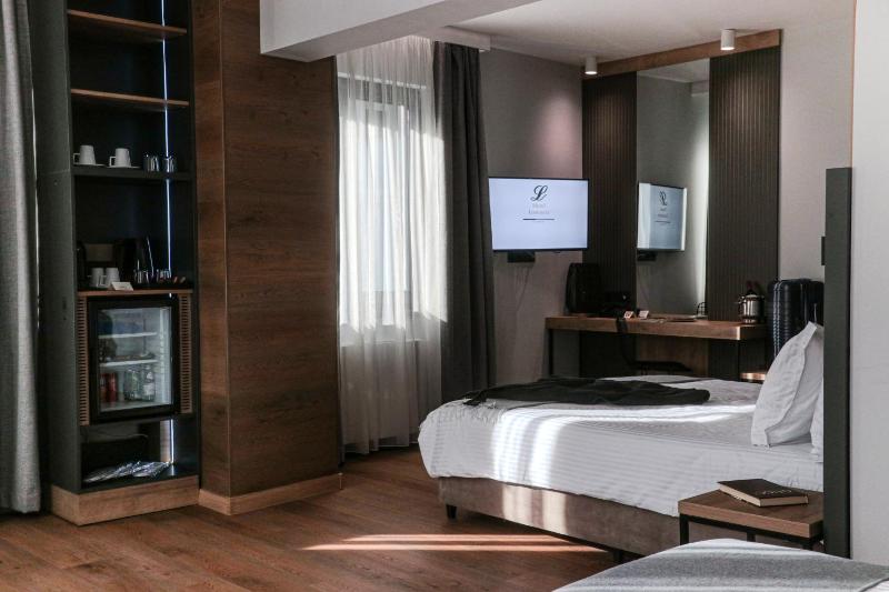 Junior Suite with One Double Bed and One Single Bed - Non-Smoking image 3