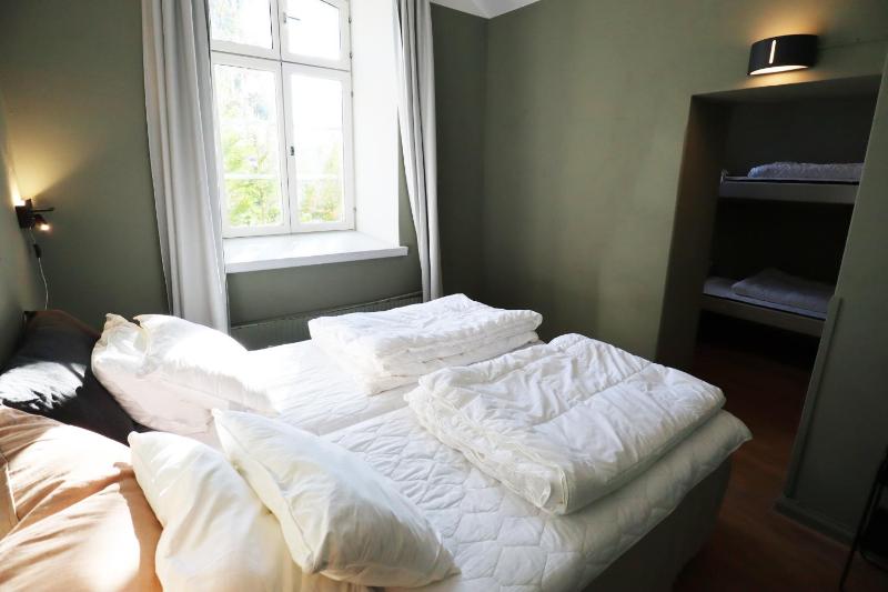 Quadruple Room with Shared Bathroom image 3