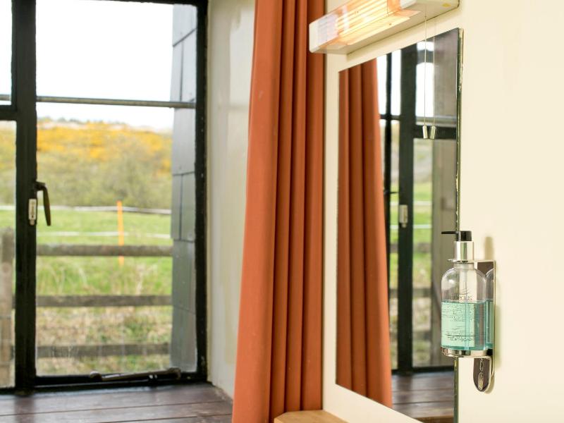 Quadruple Room with Shared Bathroom image 3