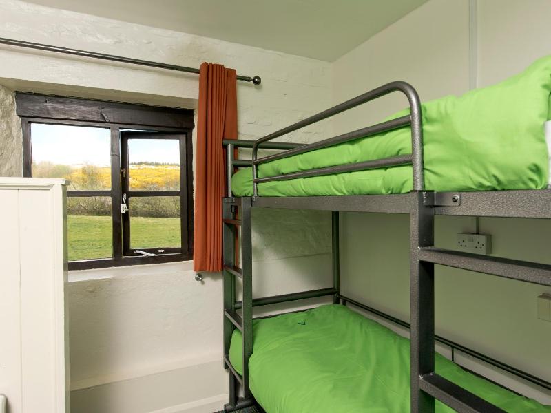 Dormitory Room with Shared Bathroom (6 Adults) image 4
