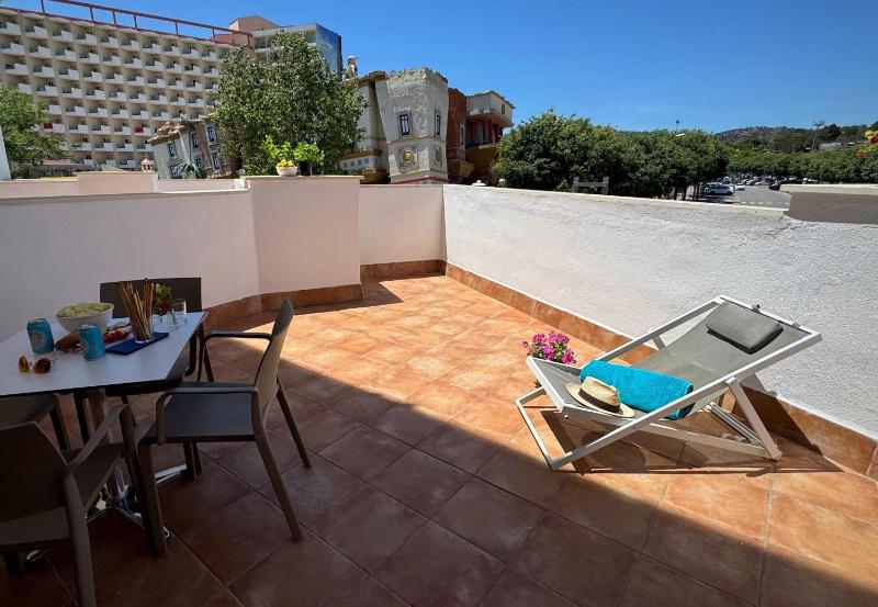 Deluxe One-Bedroom Apartment with Solarium image 3