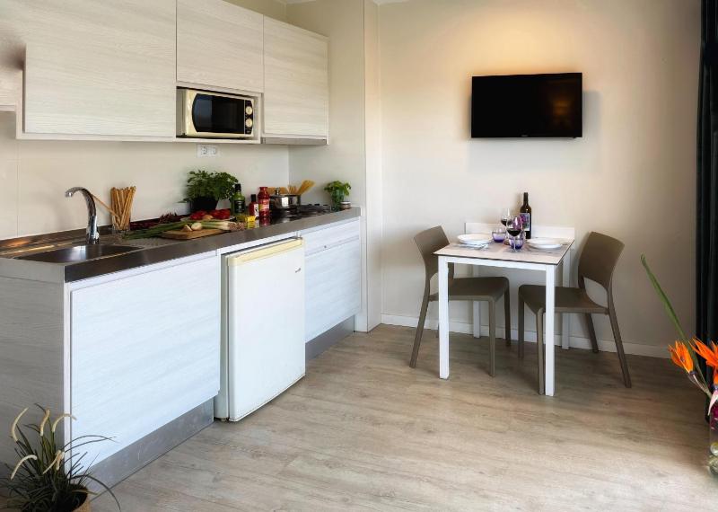 Deluxe One-Bedroom Apartment with Solarium image 2