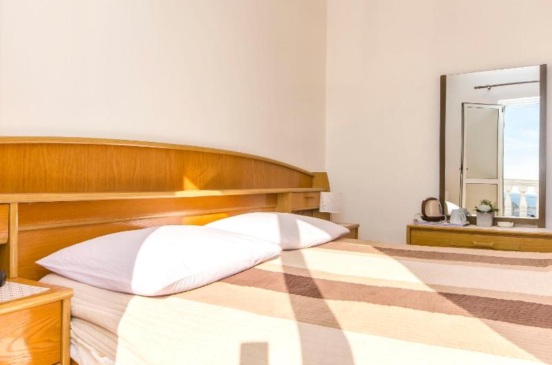 Double Room with Balcony image 2