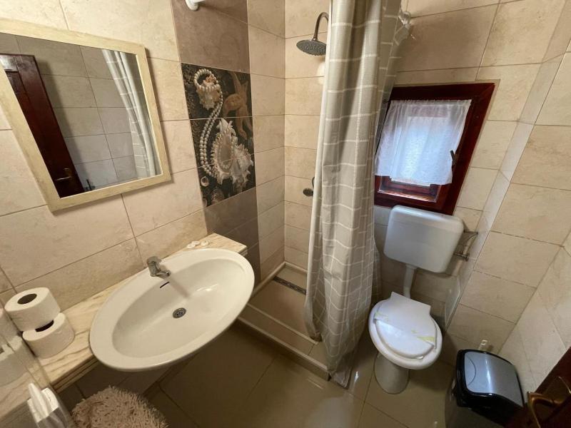 Twin Room image 4