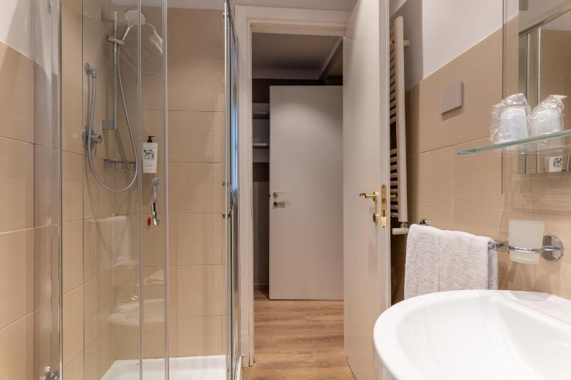 Junior Suite with Lateral Sea View image 2