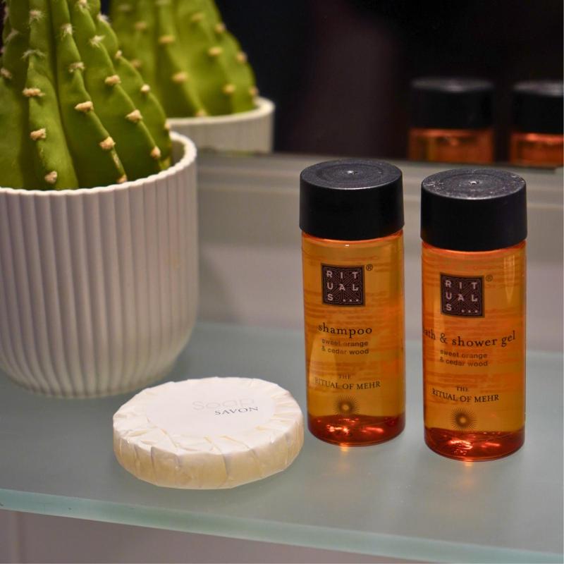 Twin Room with Private Bathroom image 4