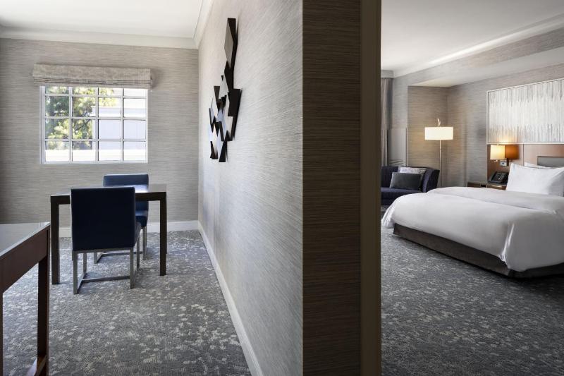 Suite, 1 King, Sofa bed, Courtyard view, Top floor, Balcony image 1