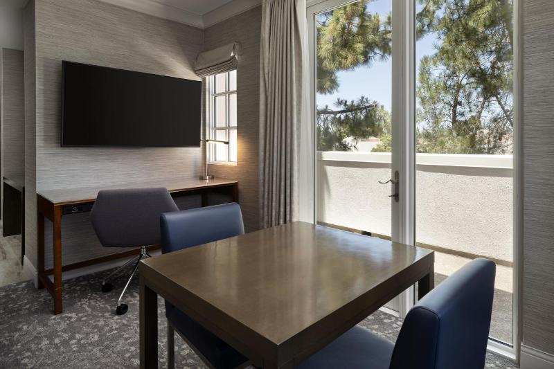 Suite, 1 King, Sofa bed, Courtyard view, Top floor, Balcony image 4