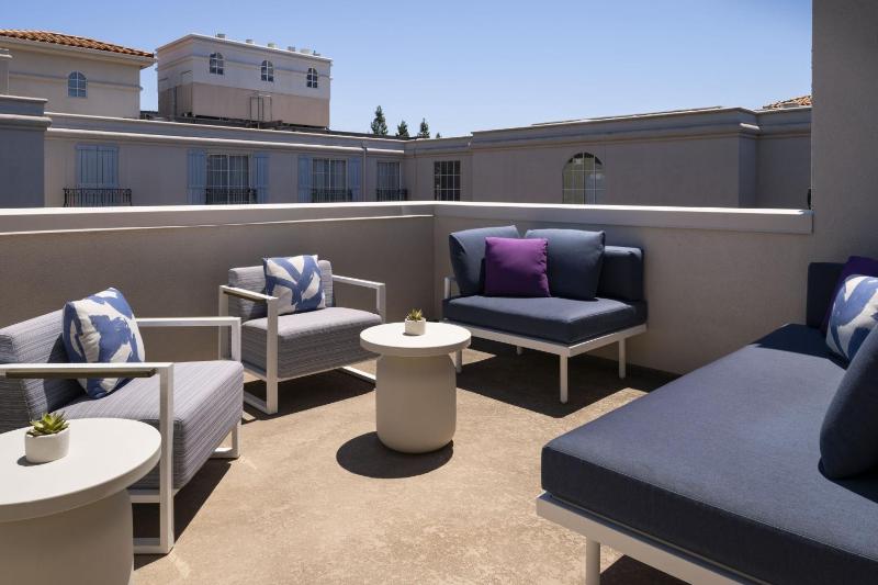 Suite, 1 King, Sofa bed, Courtyard view, Top floor, Balcony image 4