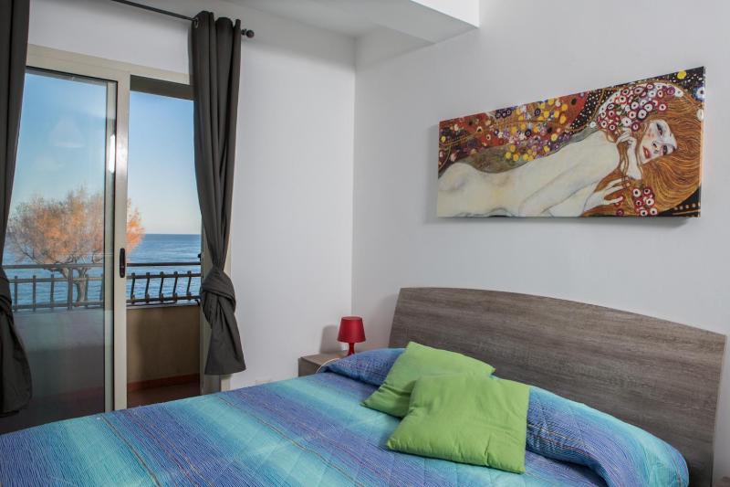 Deluxe Triple Room with Sea View image 4