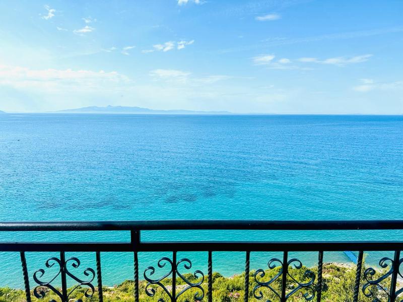 Standard Triple Room with Sea View image 3