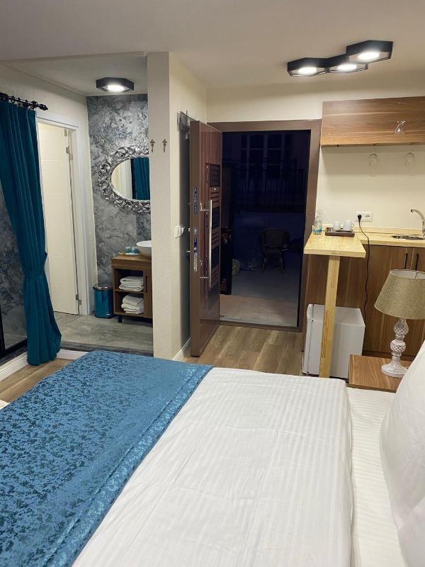 Deluxe Double Room with Sea View image 3