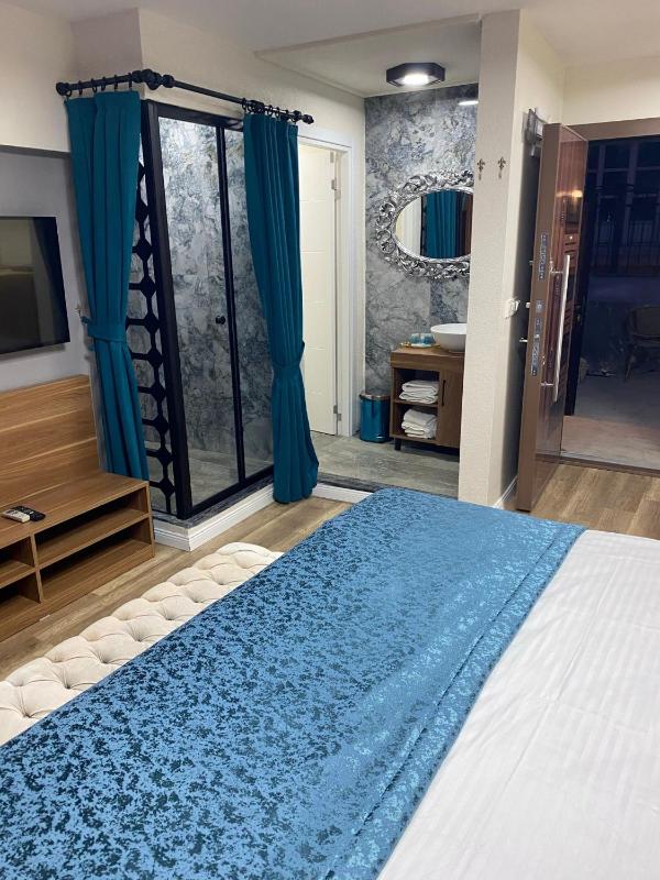 Deluxe Double Room with Sea View image 4