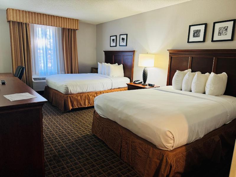 Queen Room with Two Queen Beds - Non-Smoking image 3