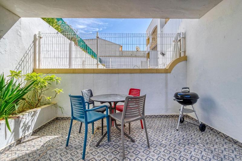Azula - Bright and airy 2 bedroom apartment with p - image 8