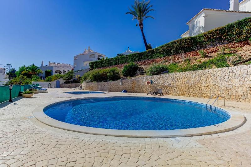 Azula - Bright and airy 2 bedroom apartment with p - image 11