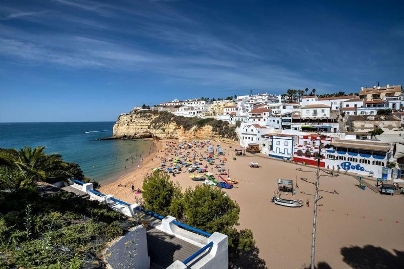 Azula - Bright and airy 2 bedroom apartment with p - image 29