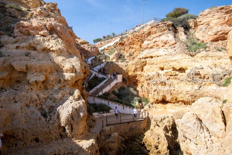 Azula - Bright and airy 2 bedroom apartment with p - image 20