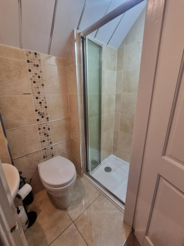 Twin Room with En-Suite image 4