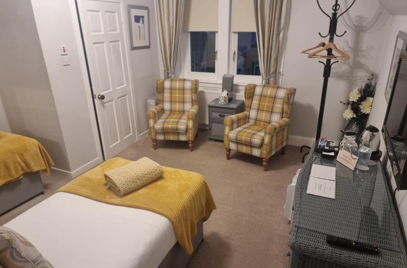 Twin Room with En-Suite image 2