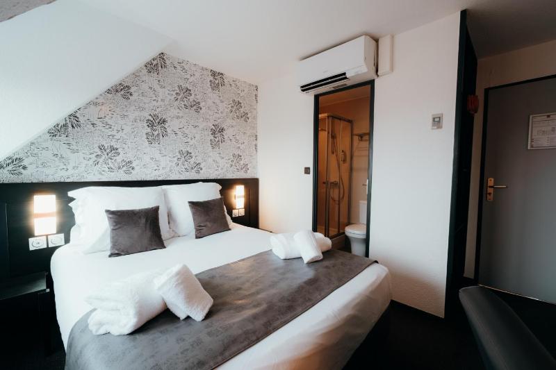Standard Double Room image 1