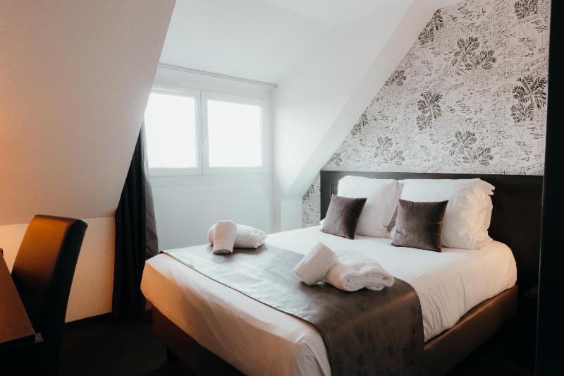 Standard Double Room image 3