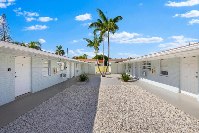 Sunset Inn - Hallandale Beach - image 1