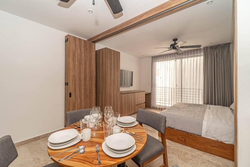 King Studio with Private Balcony Rooftop Pool Gym - image 16