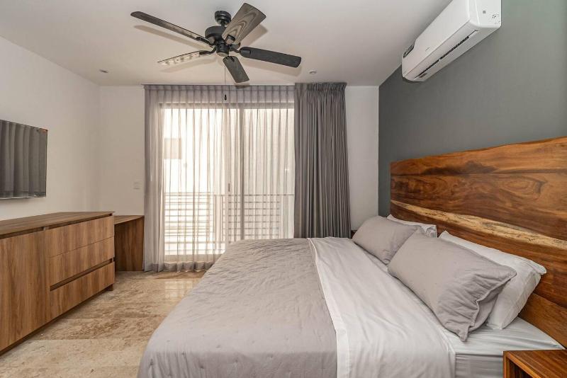 King Studio with Private Balcony Rooftop Pool Gym - image 4