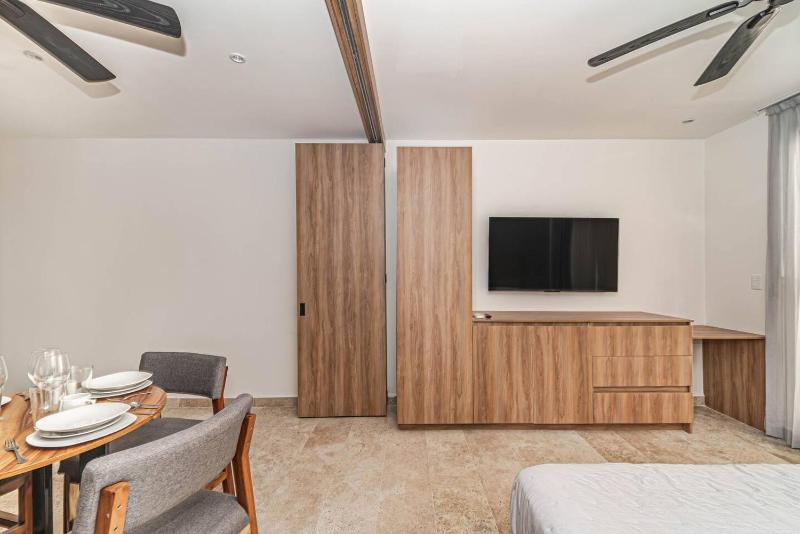 King Studio with Private Balcony Rooftop Pool Gym - image 15
