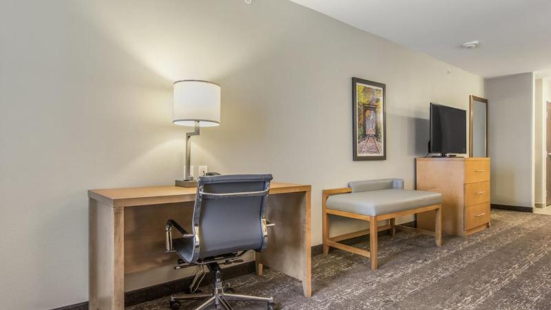 Queen Suite with Two Queen Bed - Non-Smoking image 4