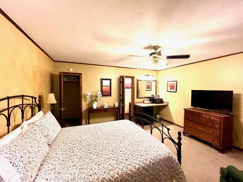 Queen Room image 4