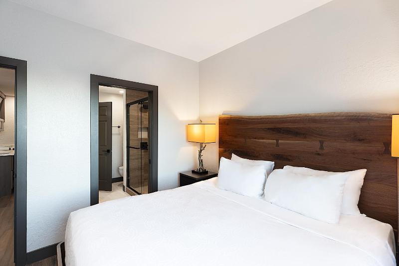 Signature Suite image 3