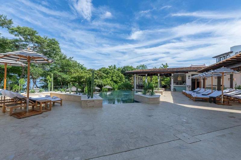 Trendy Condo with Stunning Ocean Views and Exclusive Beach Club Access in Las Catalinas - image 4