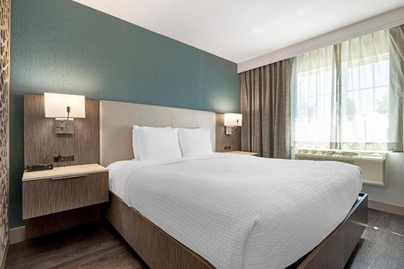 King Suite - Non-Smoking image 4