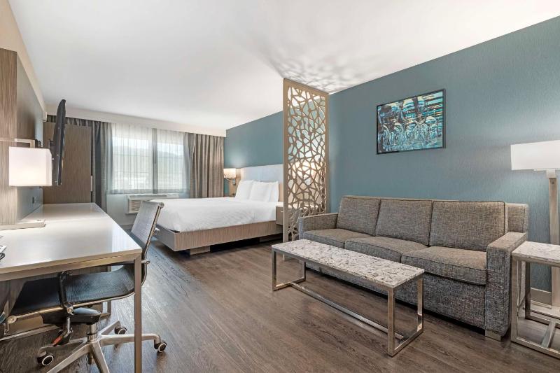 King Suite with Walk-in Shower - Disability Access image 4