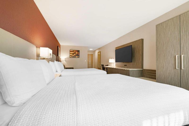 Queen Room with Two Queen Beds image 3