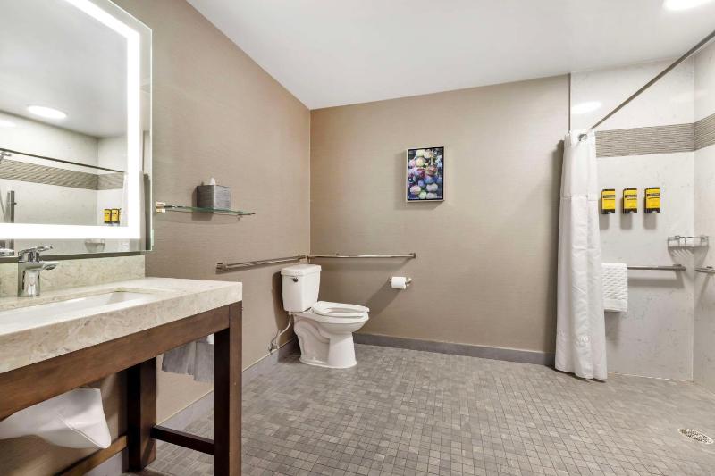Queen Suite with Two Queen Beds and Roll-in Shower - Disability Access image 2