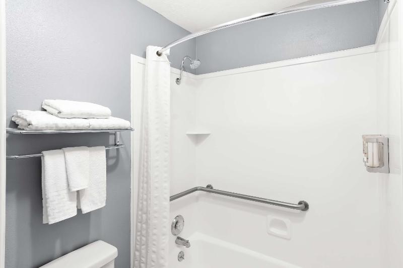 Queen Room - Non-Smoking image 2