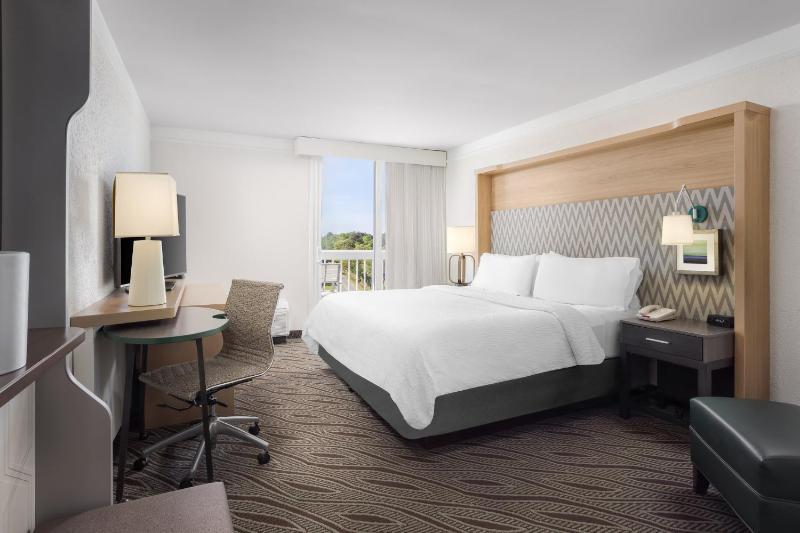 King Bed Premium Room with Balcony image 3