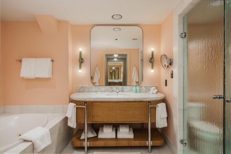 Standard King Room image 4