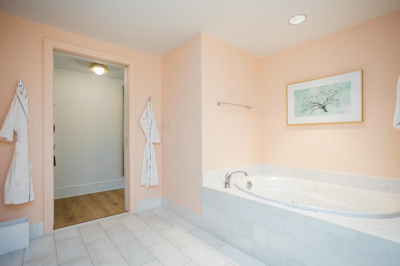 Corner Suite image 2