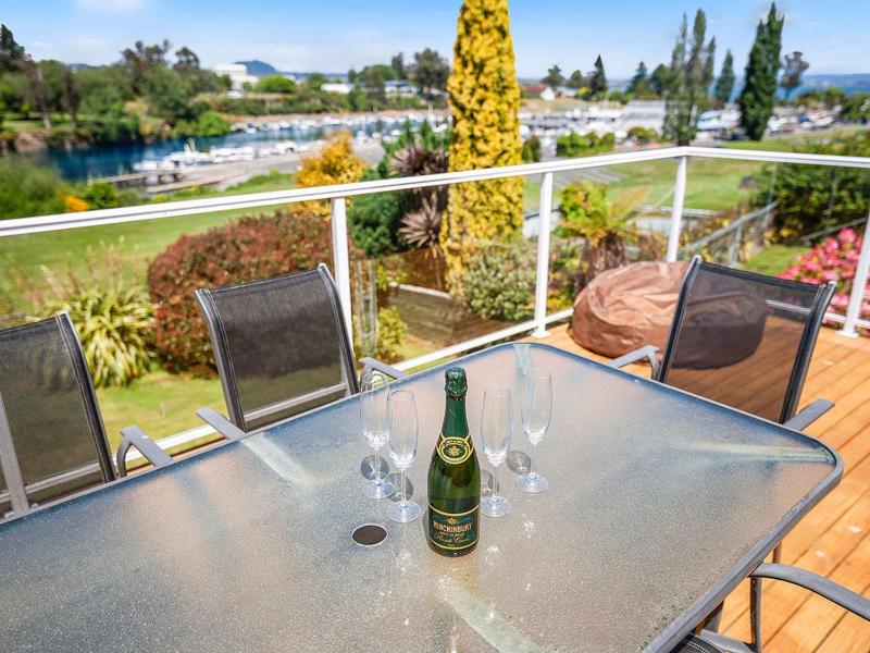 Central Riverside Retreat - Taupo Holiday Home - image 4