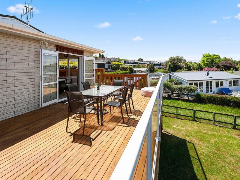 Central Riverside Retreat - Taupo Holiday Home - image 9