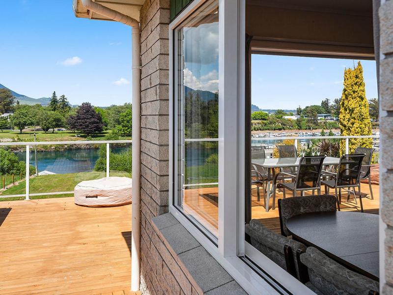 Central Riverside Retreat - Taupo Holiday Home - image 10