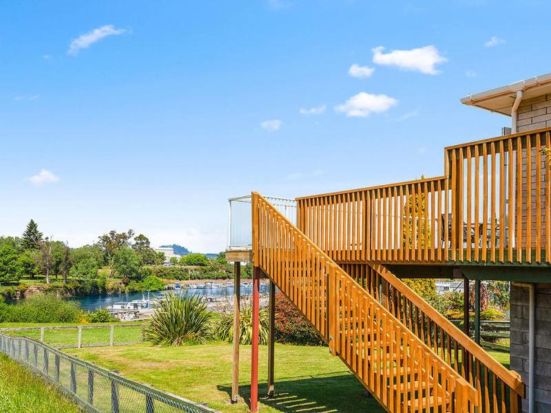 Central Riverside Retreat - Taupo Holiday Home - image 15